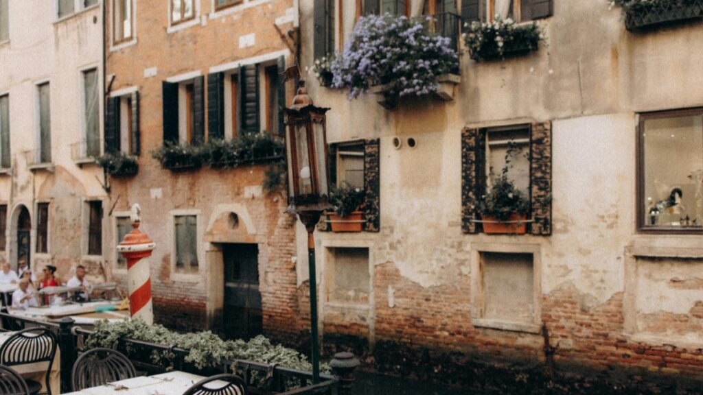 In questa immagine si vede un incantevole angolo di Venezia, con i suoi caratteristici edifici antichi e i canali. Scopri di più su Come guadagnare soldi su Bigo Live leggendo il nostro articolo.