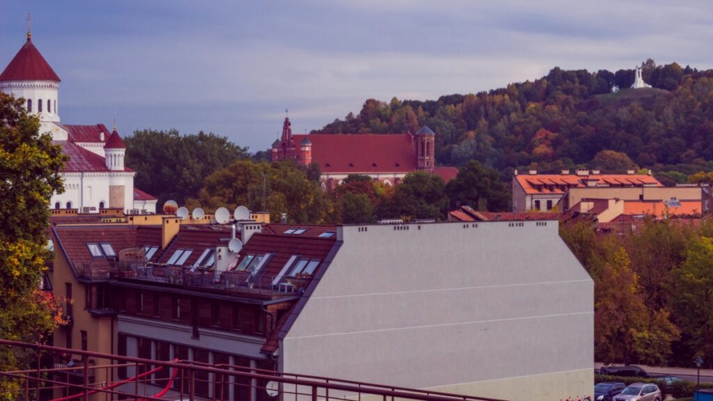 Vilniaus senamiesčio ir kalno viršų vaizdas.Alt tekstas:"Vilniaus šventyklos ir statybos-pirmasis pasaulyje tiesioginių pardavimų GPT Firework vaizdo technologijų paslaugų platforma."