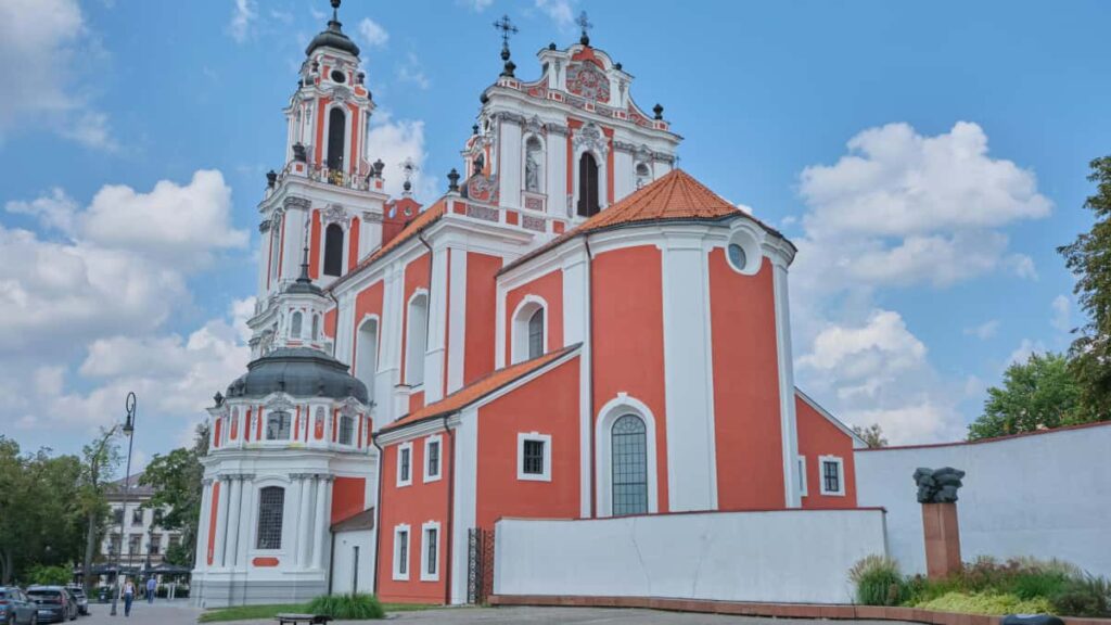 Praktinis vadovas reklamuotojams Lietuvoje: zingsniai, kanalai ir taktika, kaip atrasti Laos Moj kurejus ir paleisti kureju vedama tutorialu serija.