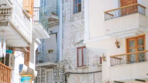 Praktinis gidas lietuviskiems prekeiviams: kaip atrasti ir sutarti su Dominikos Respublikos Xiaohongshu kurejais del fiksuotu promo mokesciu.