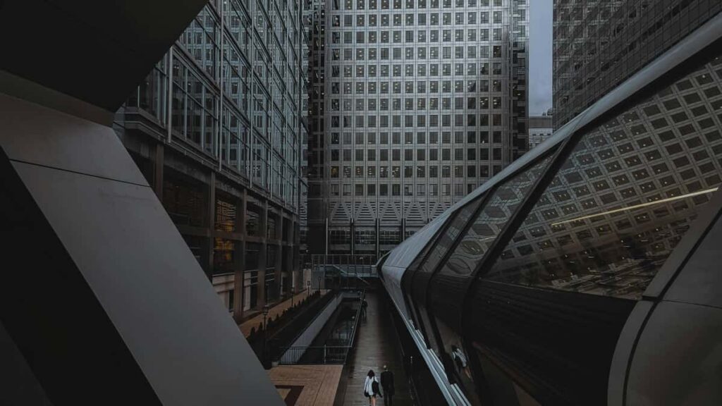 Praktinis vadovas lietuviams kurejams: kaip susisiekti su Indijos prekiu zenklais, kurie reklamuojasi per Disney+, ir dalintis pries/po transformacijomis efektyviai bei etiskai.