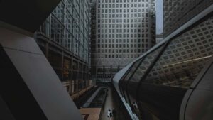 Praktinis vadovas lietuviams kurejams: kaip susisiekti su Indijos prekiu zenklais, kurie reklamuojasi per Disney+, ir dalintis pries/po transformacijomis efektyviai bei etiskai.