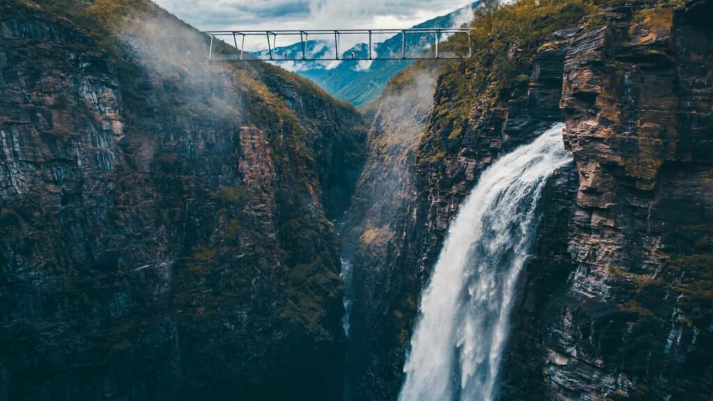 Praktinis gidas lietuviams kurejams kaip per eBay rasti ir uzmegzti partnerystes su Sveicarijos prekes zenklais, orientuojantis i zaidimu leidejus ir kolekcionuojama mercha.